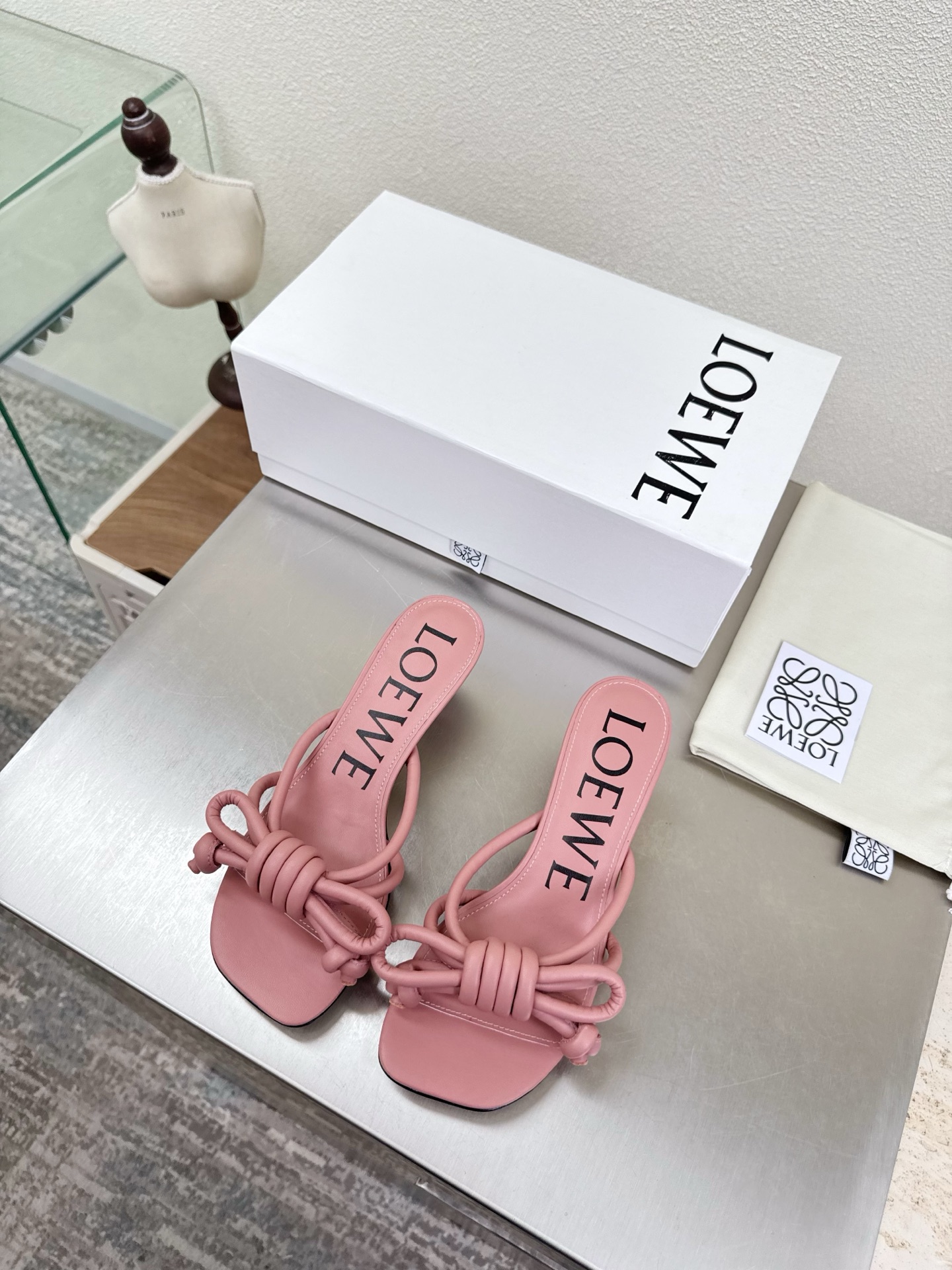 Bagsaaa L0ew* Flamenco Knot sandal in lambskin pink
