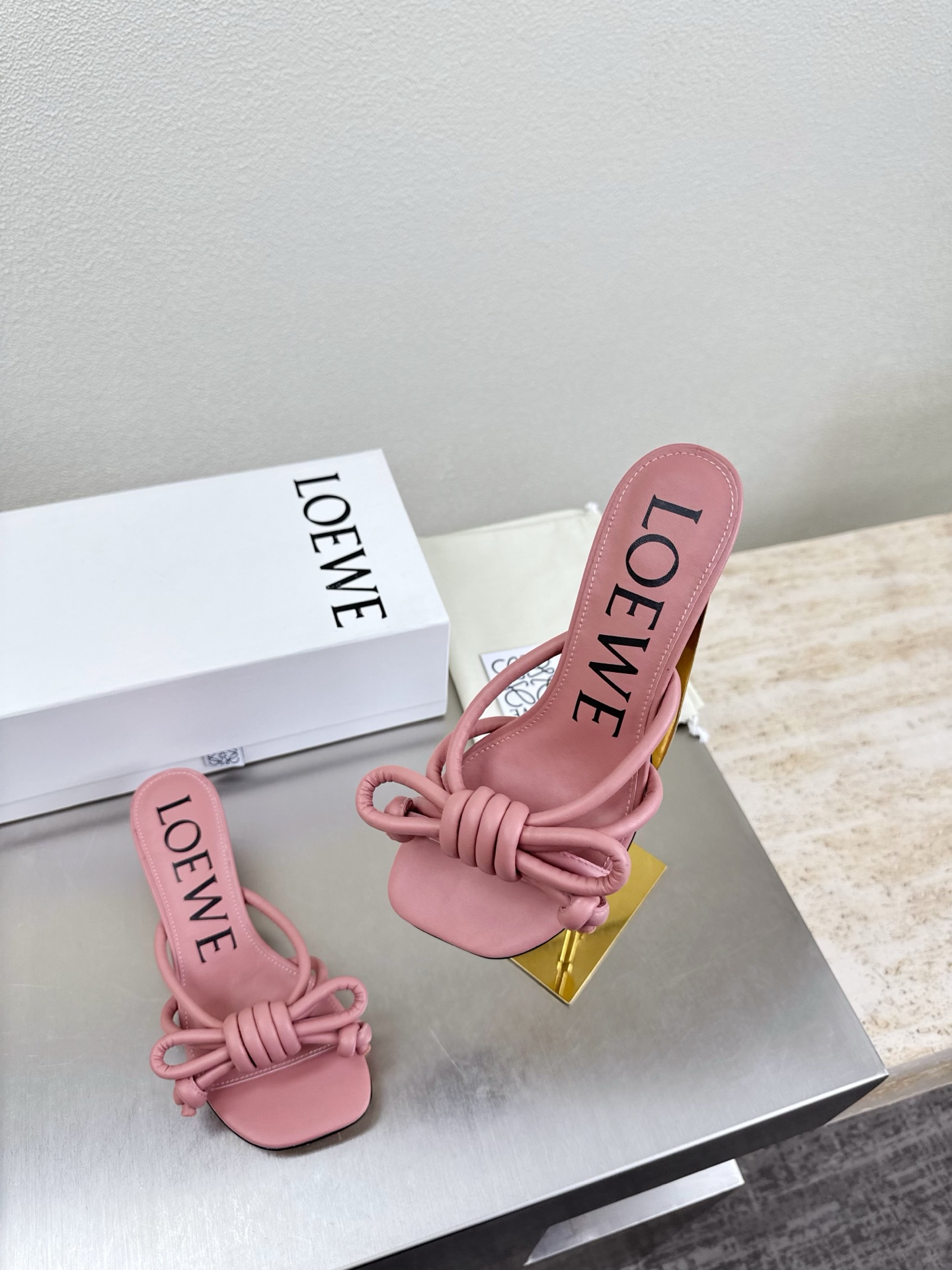 Bagsaaa L0ew* Flamenco Knot sandal in lambskin pink