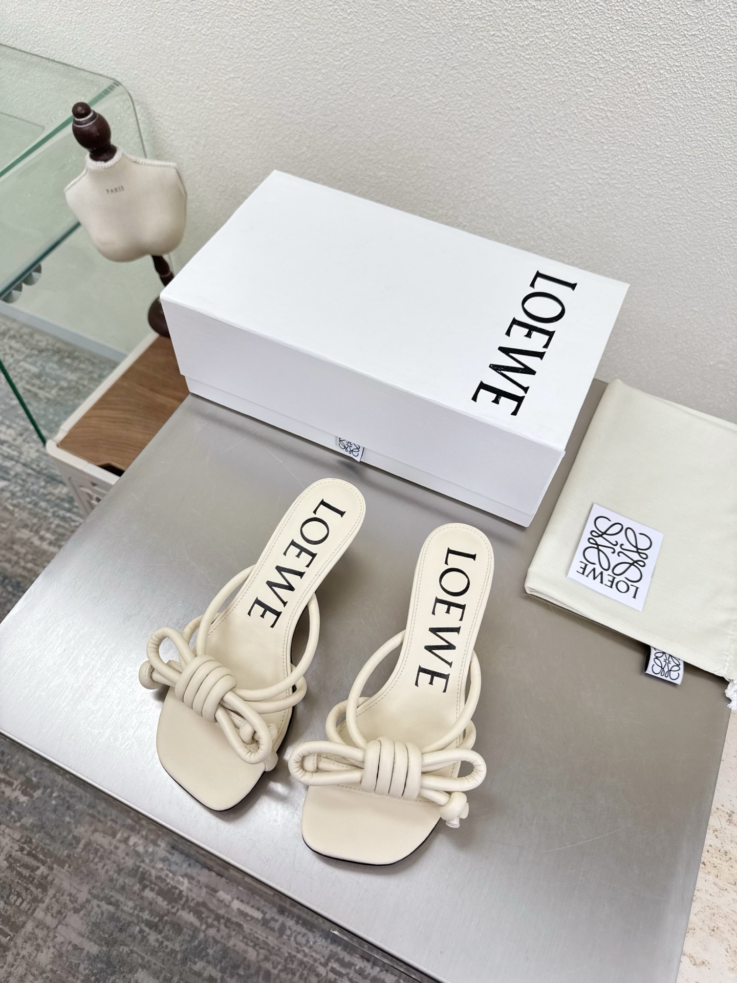 Bagsaaa L0ew* Flamenco Knot sandal in lambskin beige