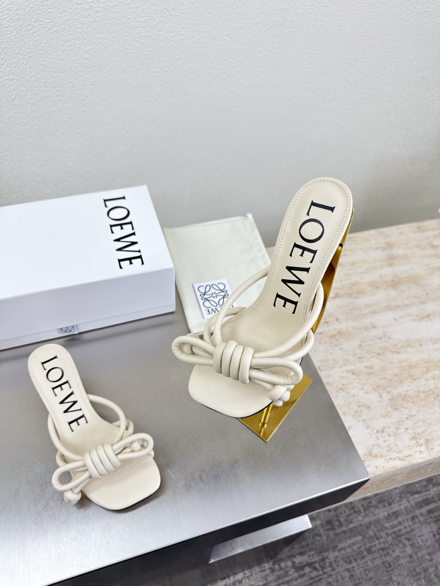 Bagsaaa L0ew* Flamenco Knot sandal in lambskin beige