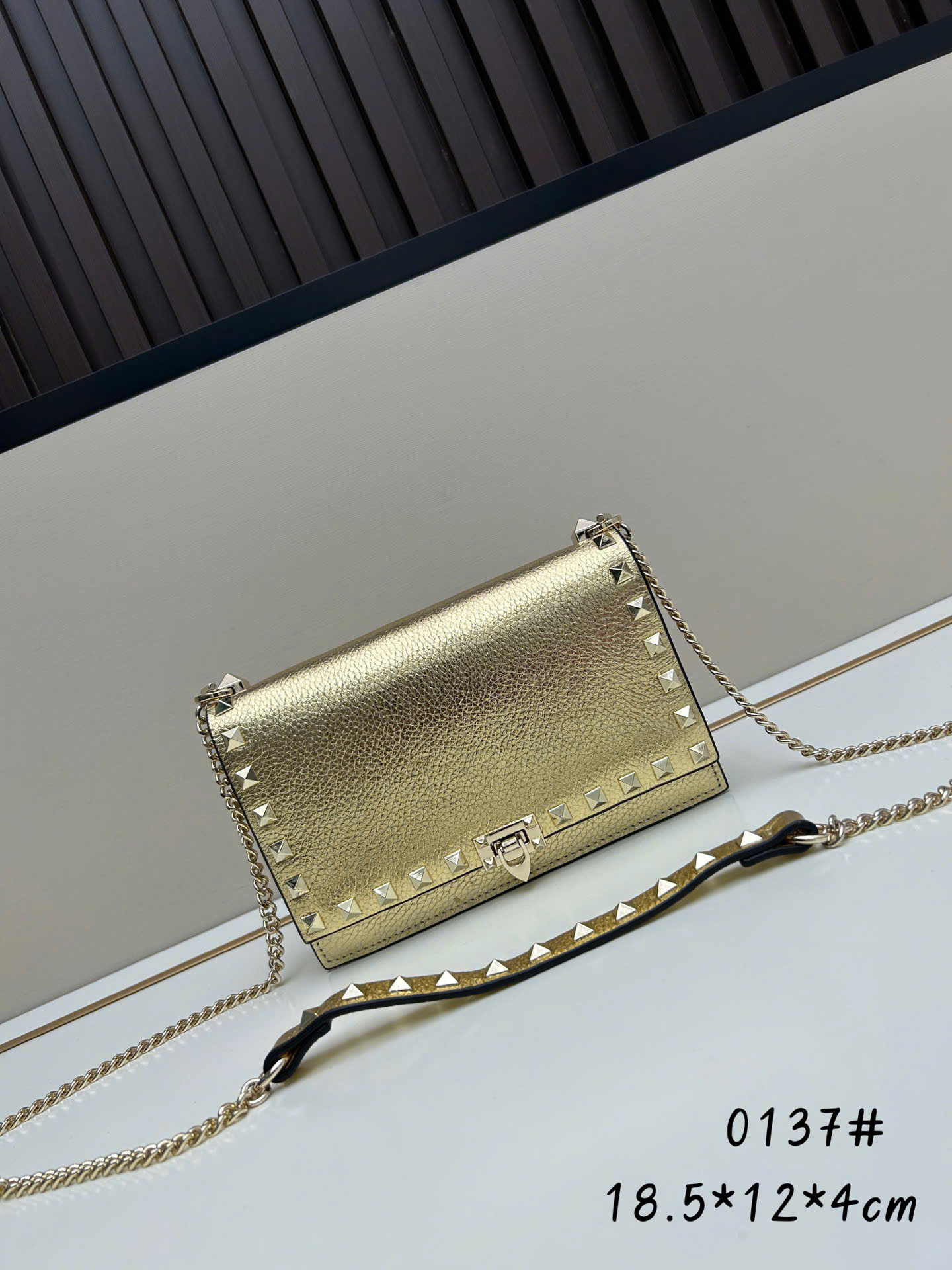 Bagsaaa Va1e*ntin0 Rockstud Mini Calfskin Bag With Chain In Laminated Grainy Calfskin - 18.5cm