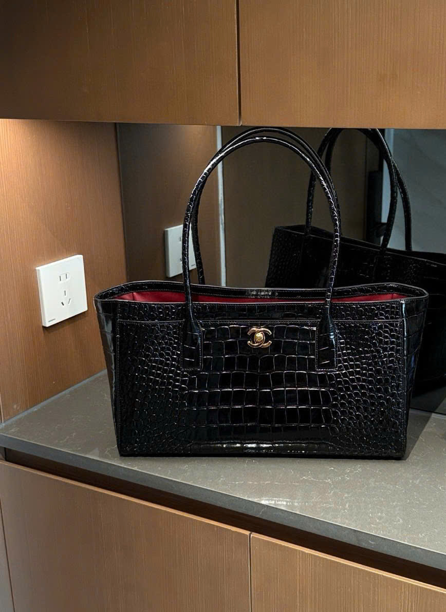 Bagsaaa crocodile-embossed Ch**el Cerf or Executive tote bag in black - 40cm