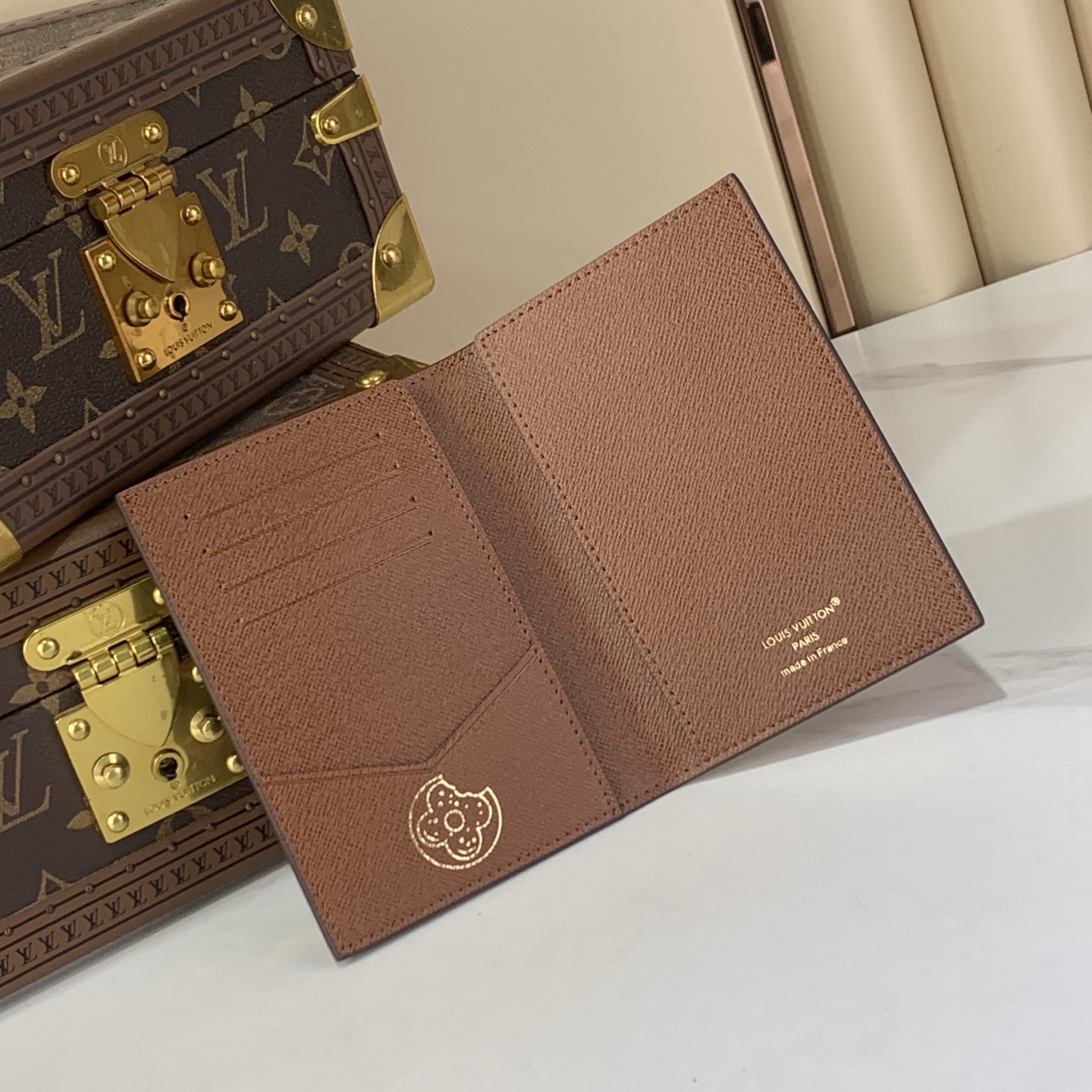 Bagsaaa 2026 Collection LV M28281 Passport Cover Chocolate - 14cm